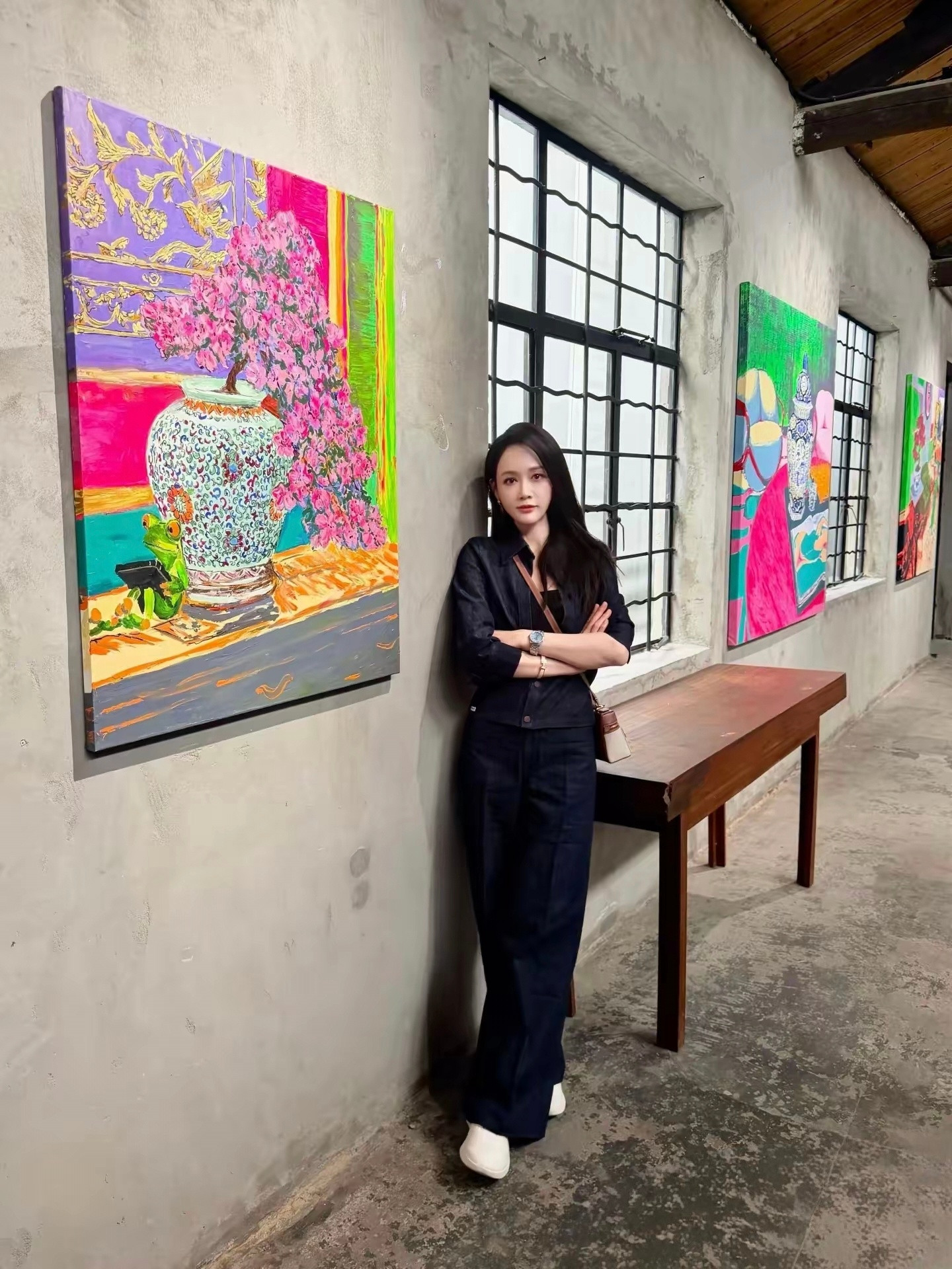 陈乔恩老公上海办画展，她在艾伦面前像小女生，陆毅鲍蕾夫妇捧场