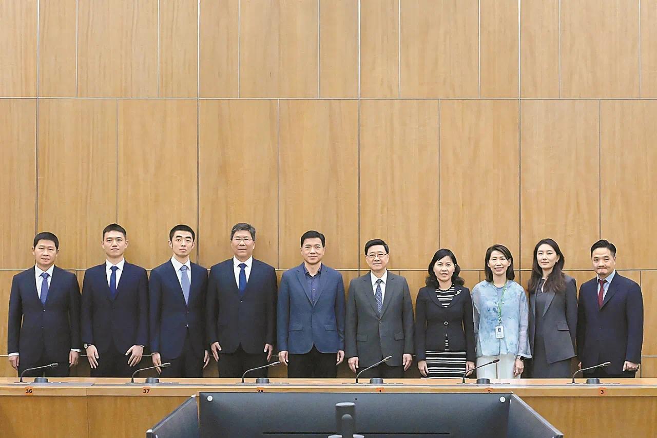 8月15日，香港特首李家超与百度创办人李彦宏等一行人会面，听取百度对人工智能技术