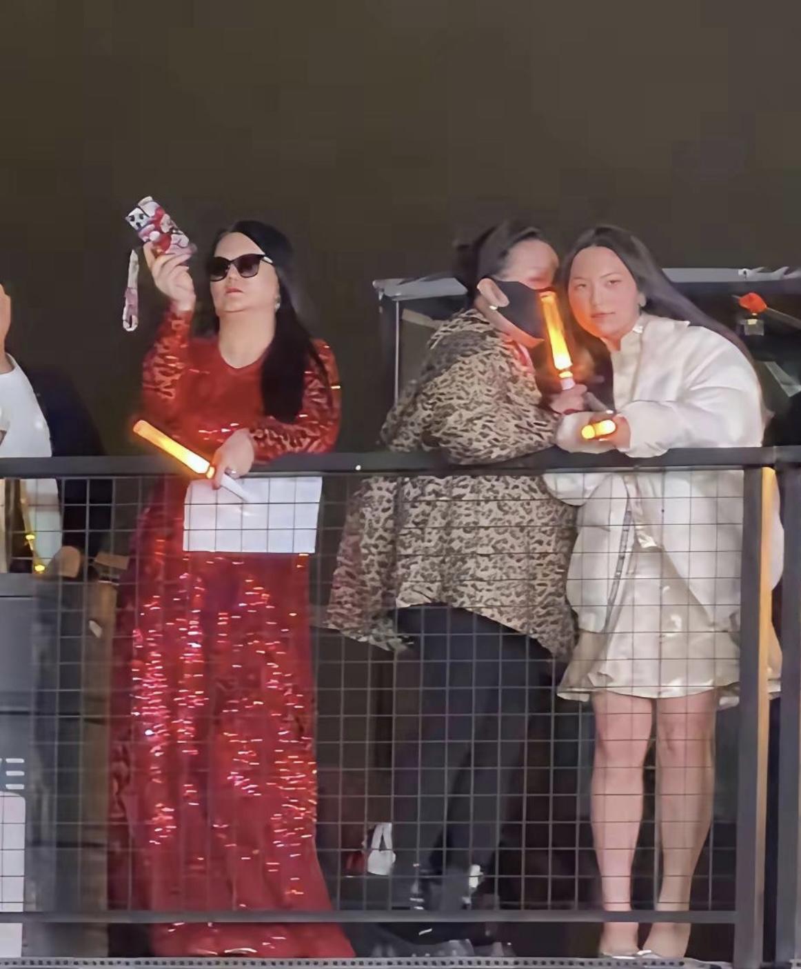 李湘带王诗龄看张艺兴演唱会，打扮得太隆重了吧[哭哭][哭哭][哭哭]