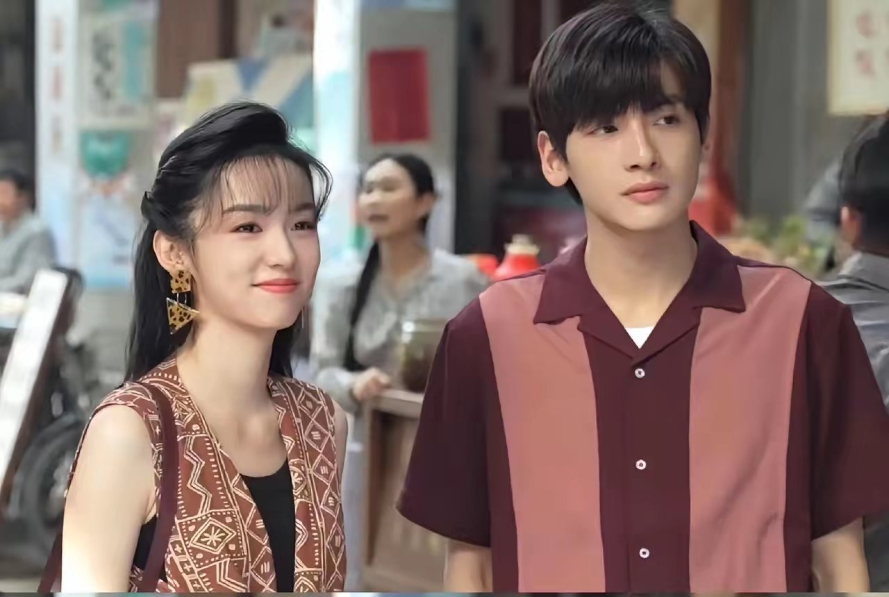 周也搭档翟潇闻出演年代剧怎么那么出戏，不是因为两个人不搭，而是因为她们没有意识到