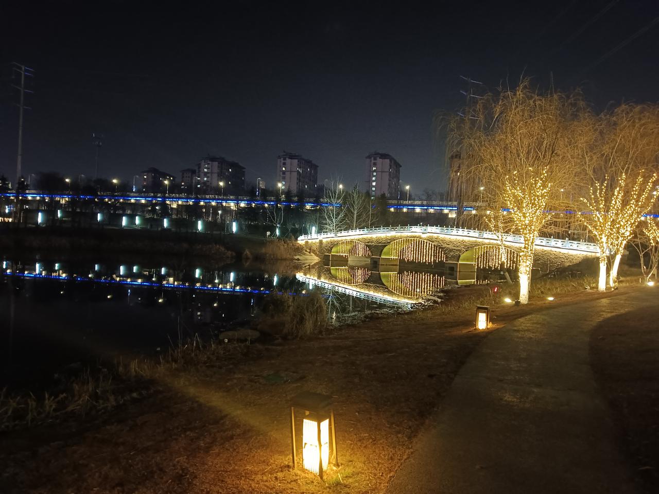 半入清风半入喉，清风亦染人间愁，我与清风各一半，了却人间愁与散，吞云