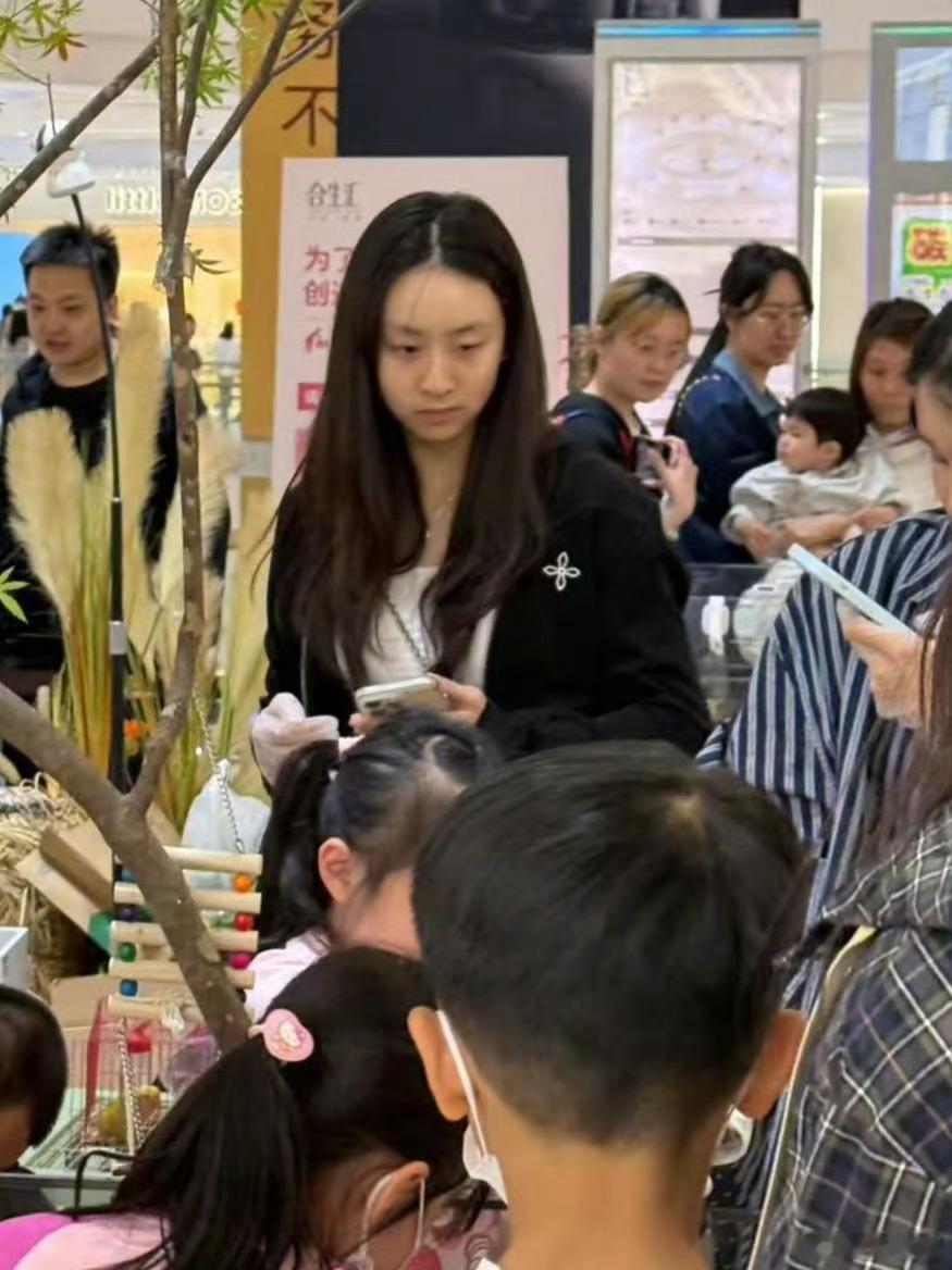 17岁的森碟近日，有网友发文晒图称，在北京的一次活动中，偶遇的女儿森碟，17