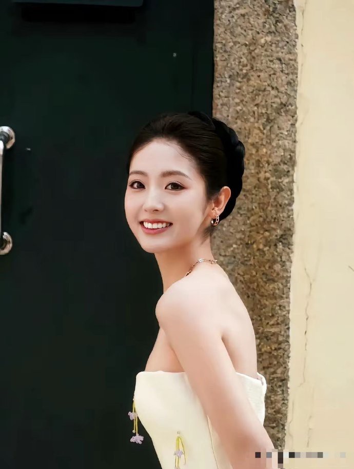 田曦薇没刘海和邢菲长得一模一样