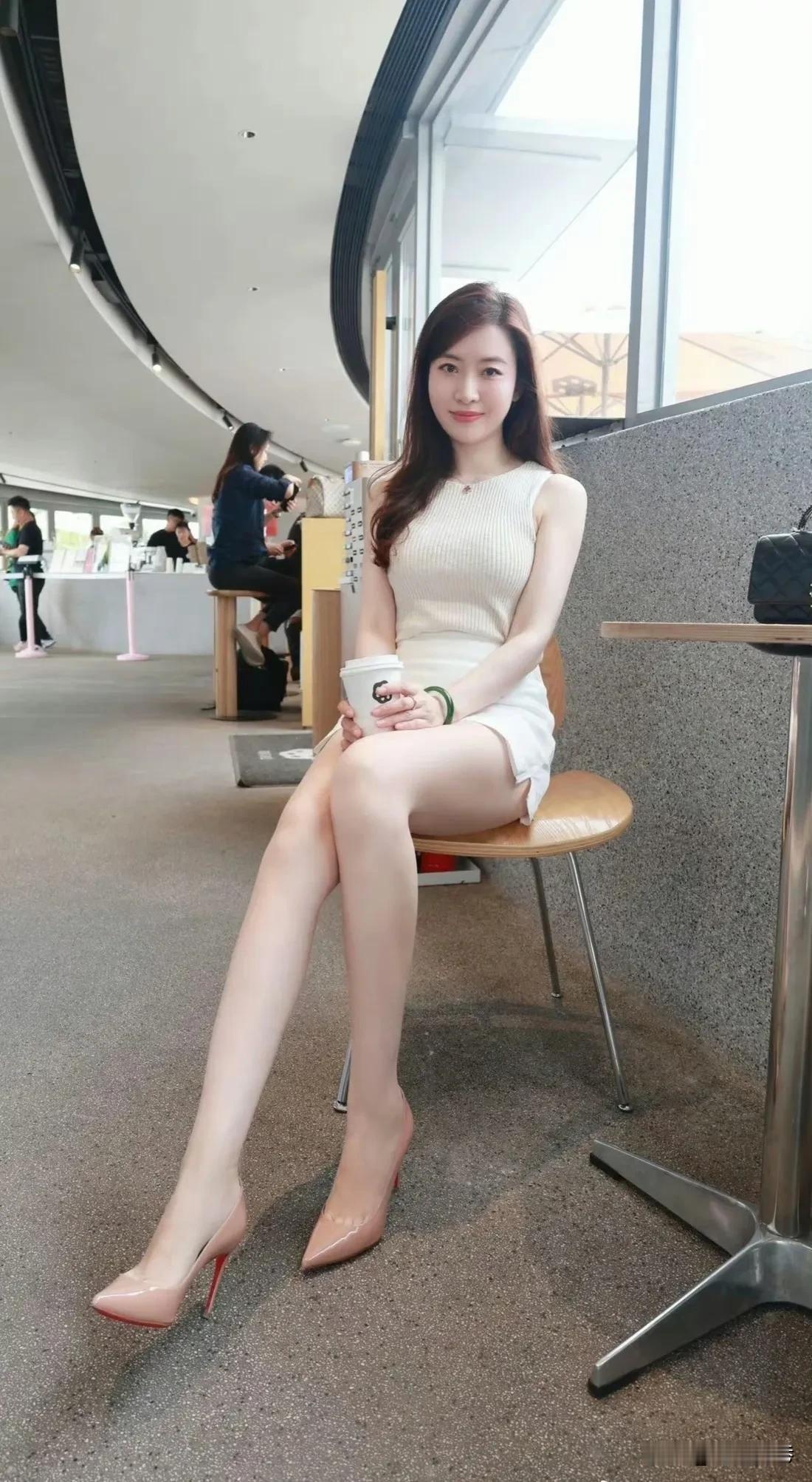 街拍模特小姐姐。美的无可挑剔。街头最靓丽的风景非她莫属。