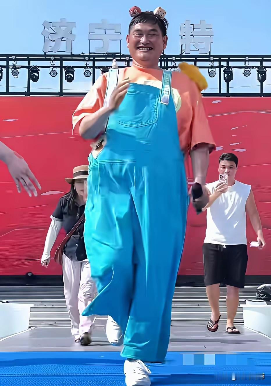 大衣哥越老越红，不服不行，在他们同期出道的那些草根艺人，有多少人都已经销声匿迹了