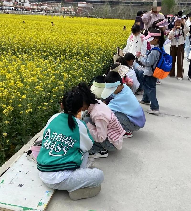 笑不活了，山东，学校组织学生交10元去春游。突然，到了地方，一名学生却哭了，老师