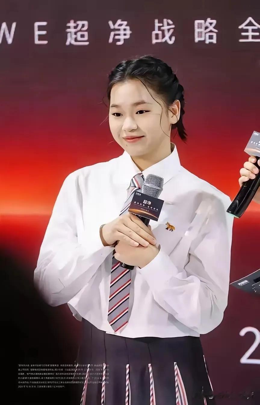 大家有没有发现，全红婵真的有点“奇怪”？明明身上穿的衣服价格不低，可版型真