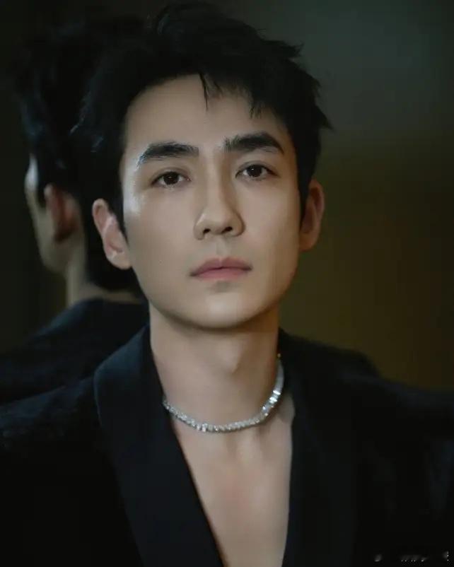 朱一龙巴黎欧莱雅代言到期目前身上只剩下三个代言合约了，萧邦全球品牌大使，路易威登