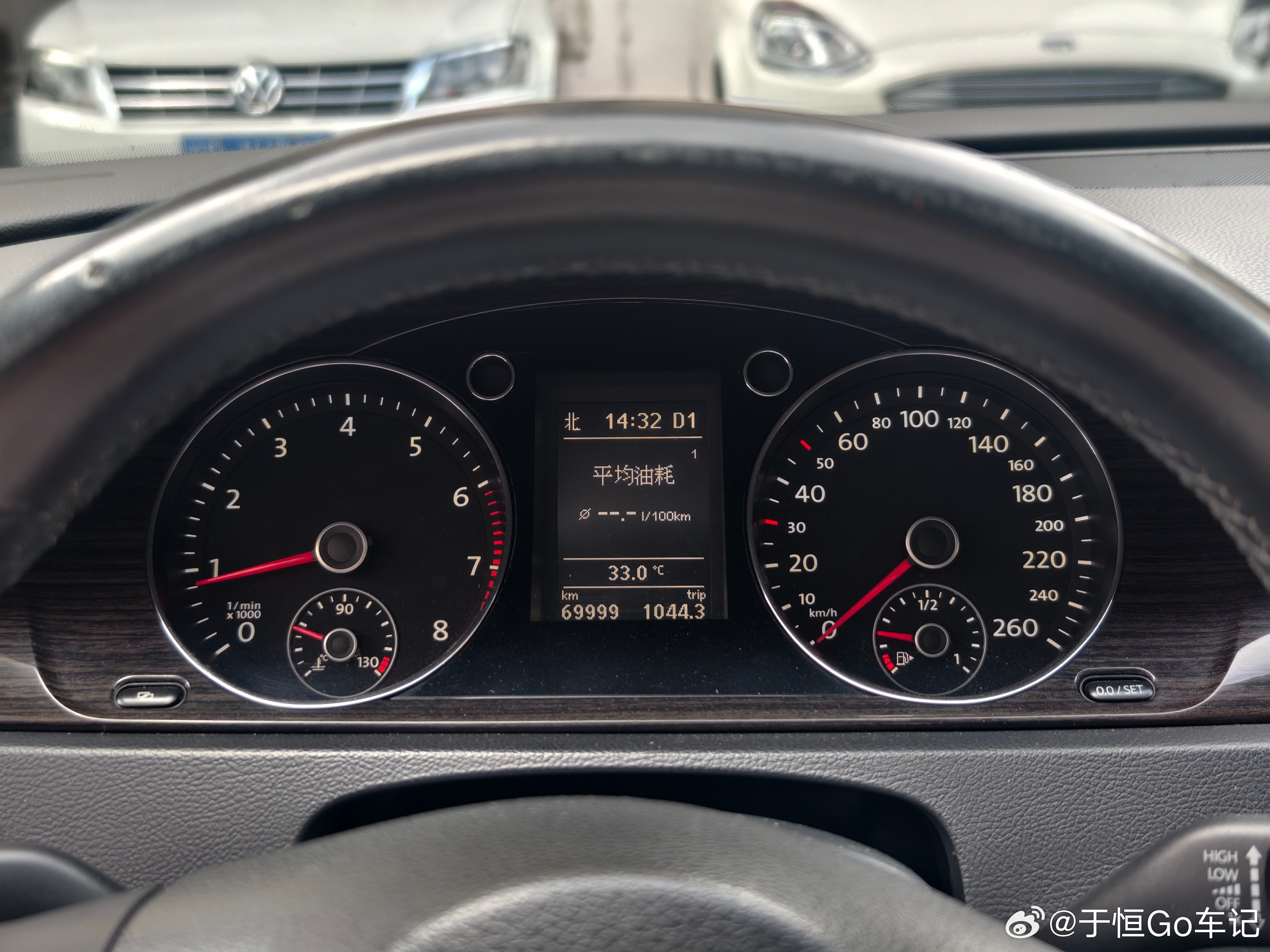 去给迈腾拍个照，这下就7万公里了。​​​