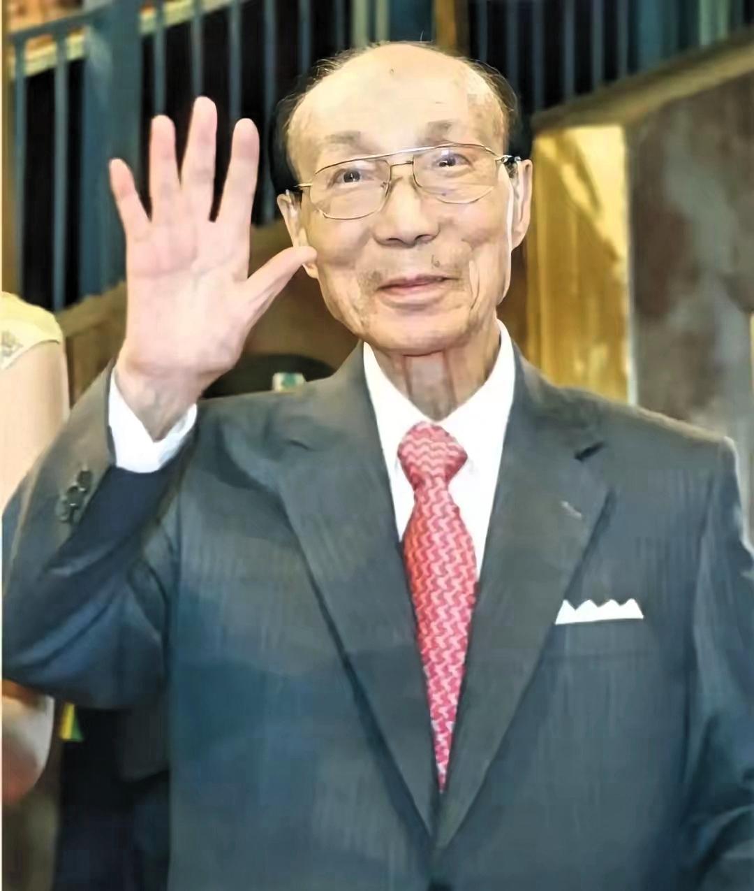 一位明白人说过：“你去公园里转转，那些活到九十多岁还精神抖擞、骂起人来中气十足的