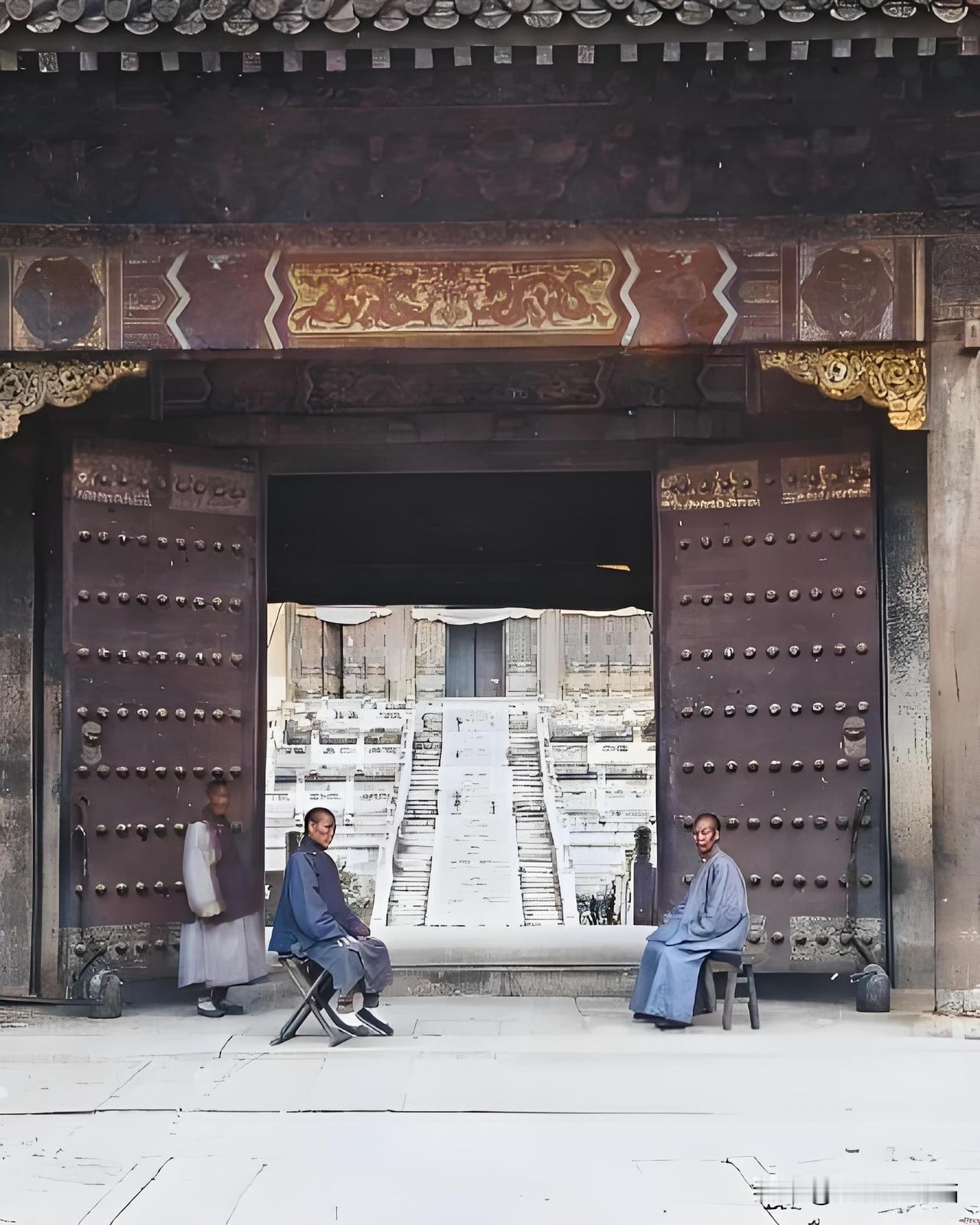 1900年乾清门，八国联军铁蹄踏碎紫禁城朱漆大门的第三个月，这帧照片记录下乾清门