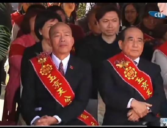 同台亦有心结未解，当初王金平助韩国瑜成功赢得高雄市长宝座，功劳也皆知有其份，被捧