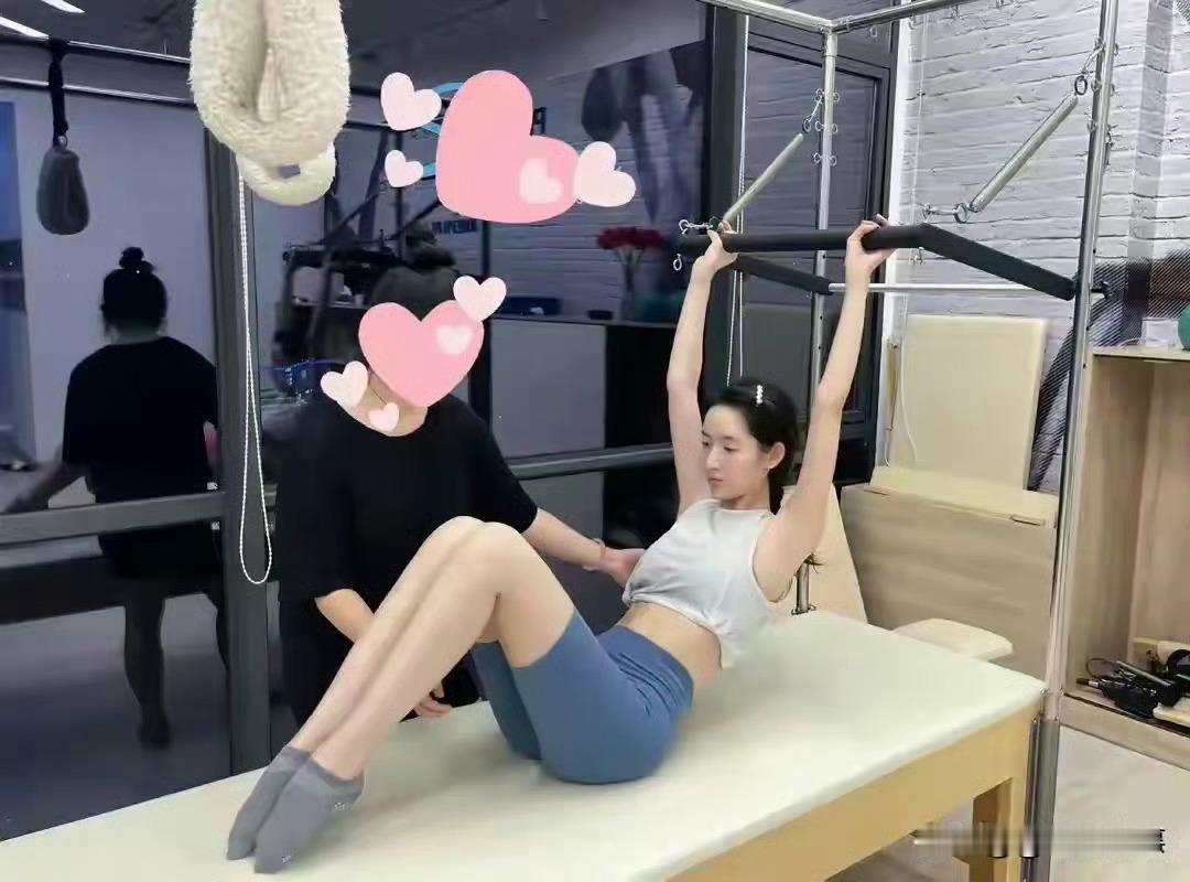 王玉雯日常坚持普拉提塑形，舒展天鹅腿惹人热议，健康线条远比单薄瘦更有质感