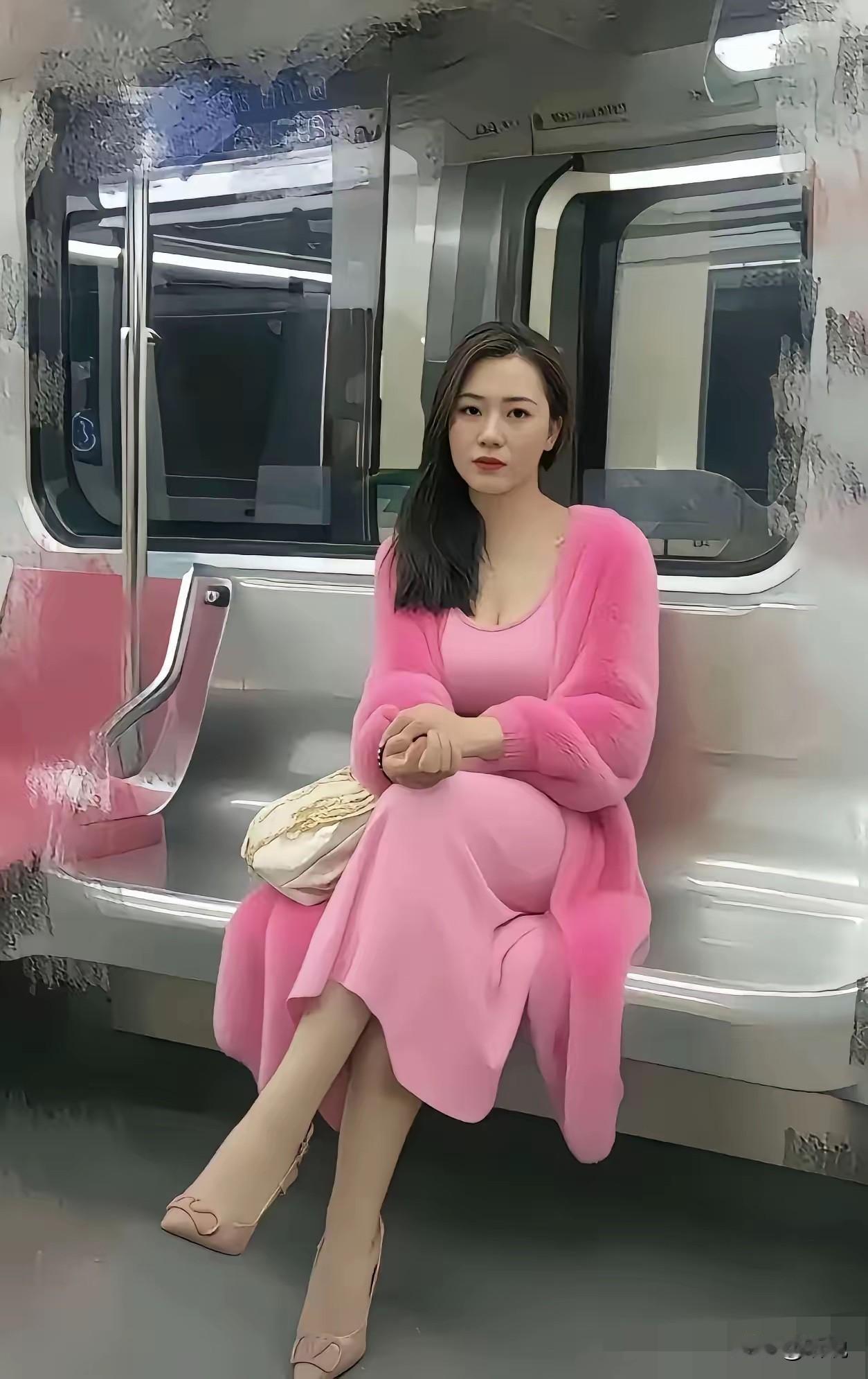 她的眼神告诉我，她是个有故事的女人