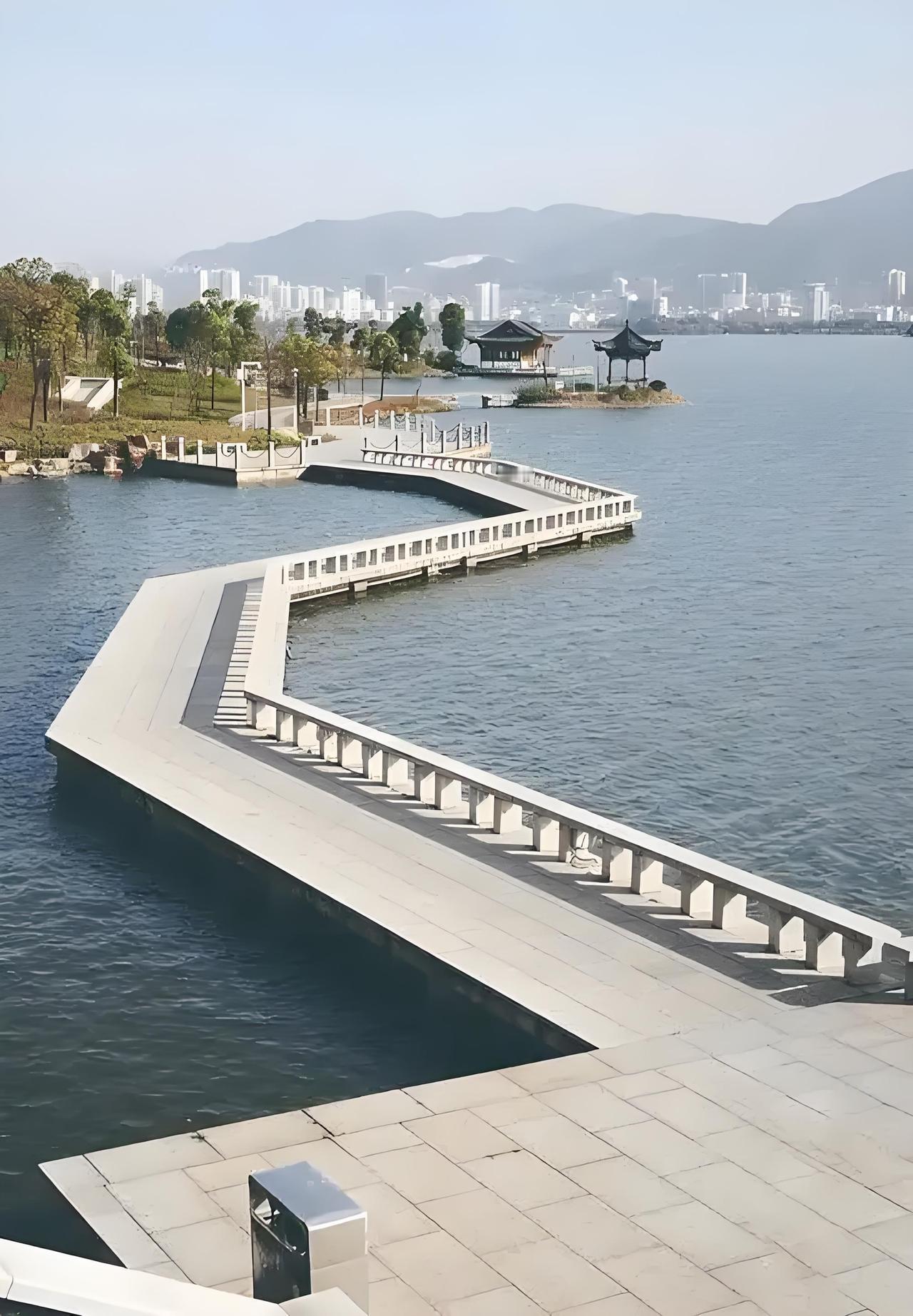 黄石市简直美到犯规，不去看看真的亏大了！初冬时节，黄石街头的银杏美成了诗。人民