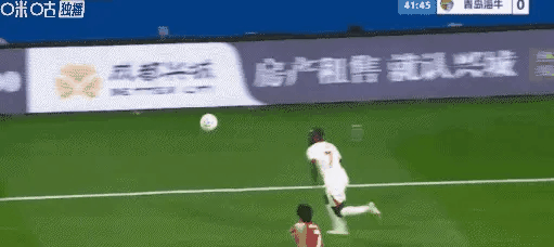 姜至鹏真冤！成都蓉城也成“裁判关系户了”？韦世豪挥臂击打叶博亚，裁判连黄牌都没给