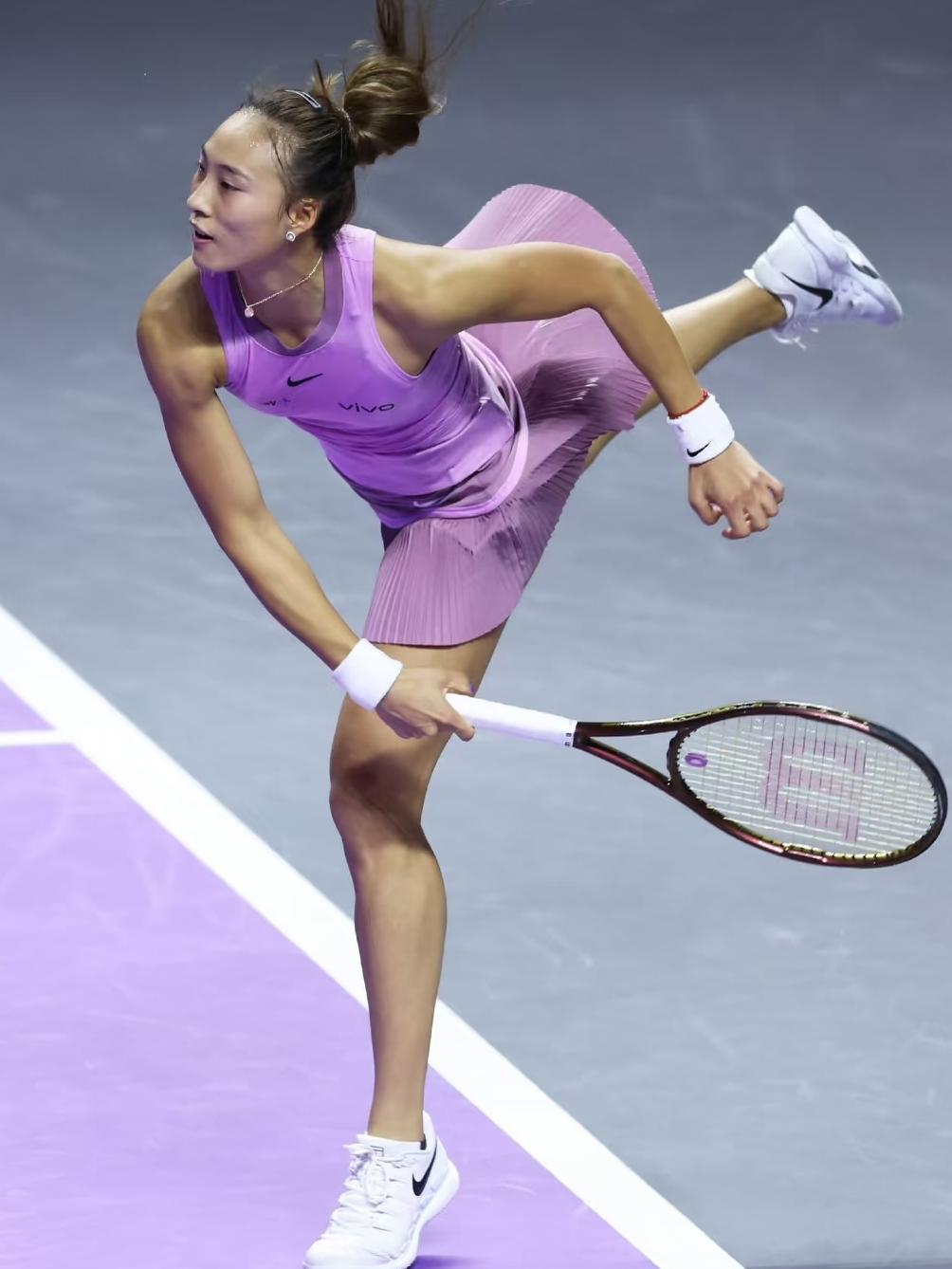 郑钦文能在马德里站取得好成绩吗2026马德里站，郑钦文难取佳绩。肘伤未愈致状态起