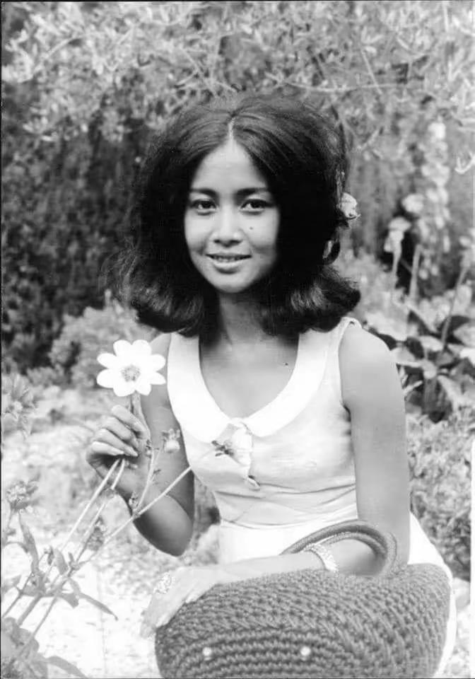 舞台妆特别浓，就是对皮肤伤害很大。看看柬埔寨的帕花黛薇公主就知道了。帕花黛维公