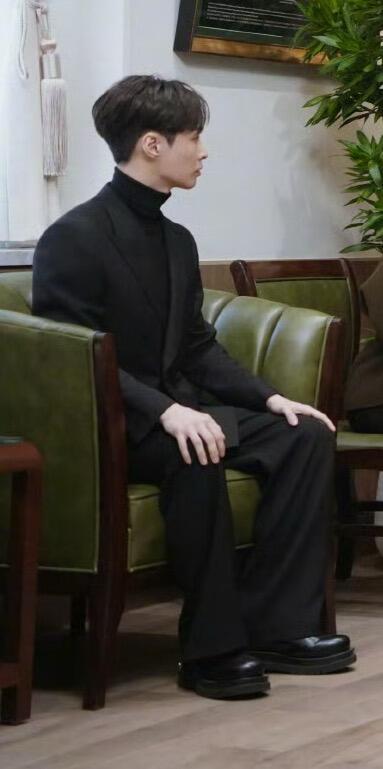 张艺兴平时不穿高领一穿上高领必有大事发生，太努力了