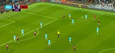 多库这小子，一脚传球像开了导航。边路一晃，球就送进大空门，瓜迪奥拉看傻了。不