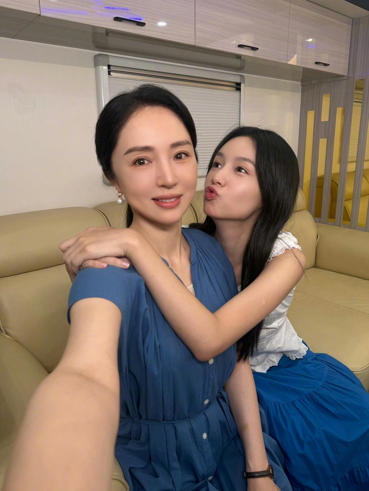 谈不上狂热的喜欢，但很欣赏董璇身上那份难得的清醒与坚韧。年轻时候的董璇，古