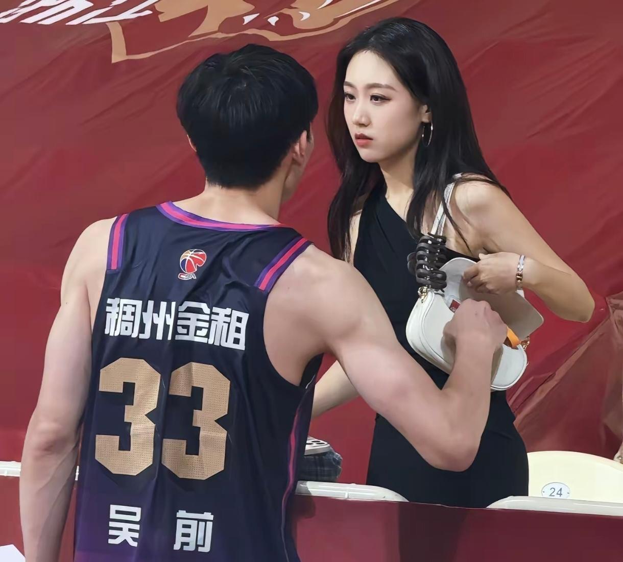 吴前这哥们儿，真是人生赢家没跑了！浙江稠州的后卫，以前还进过国家队，打球厉害就不