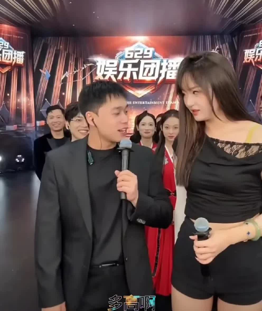 刘二狗团队新招女艺人身高188！个子比刘二狗还高不少，老