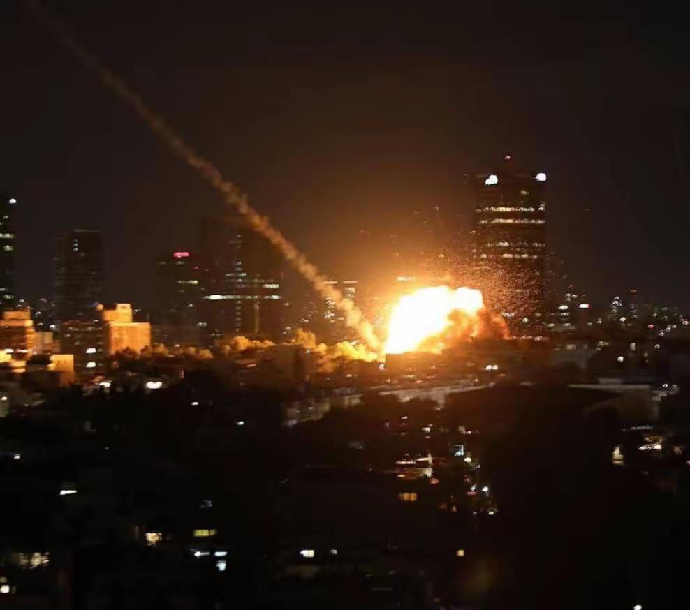 特拉维夫昼夜爆炸声不断，警报与空袭彻夜不休，民众根本无法安睡。远在美国的特朗普听