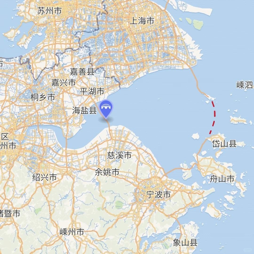 把杭州湾和大湾区确实有种奇妙的镜像感，杭州对广州都是千年商都、省会底子，一个守着
