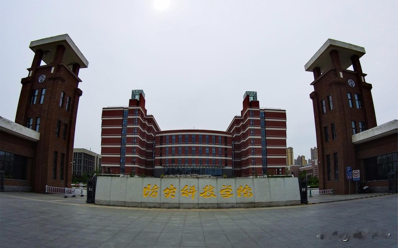 1月21日上午，应急管理大学举行了校门挂牌仪式，首任书记赵峰华和校长任云生共同为