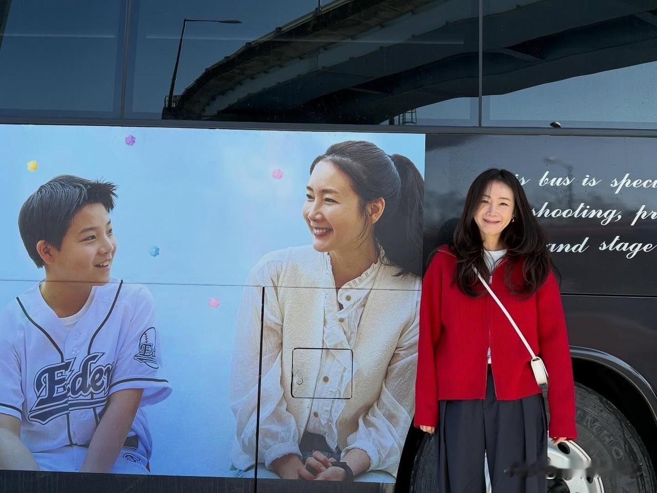 29日，演员崔智友在Instagram上传了多张照片。照片中，崔智友身穿一件温暖