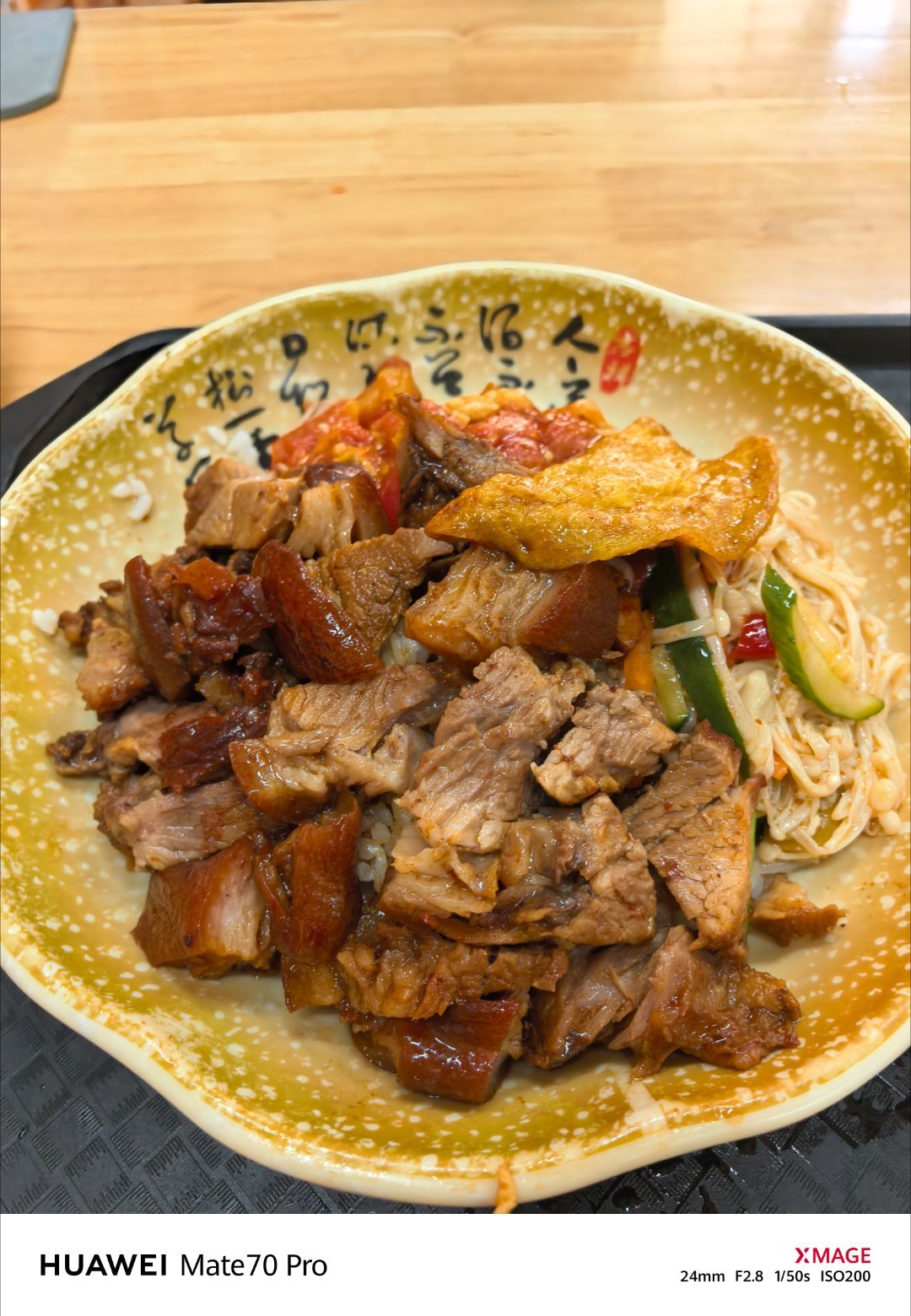 安亭第一猪脚饭，老板给我推荐他的火山石肉肠，我说预制菜我不吃的，他说他家没有预制