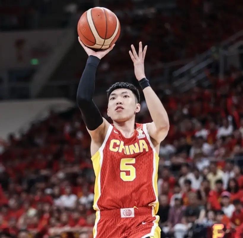 中国男篮得分上双的球员太多了：1、廖三宁——场均15.7分，后卫2、王俊杰——场均15.5分，前锋3