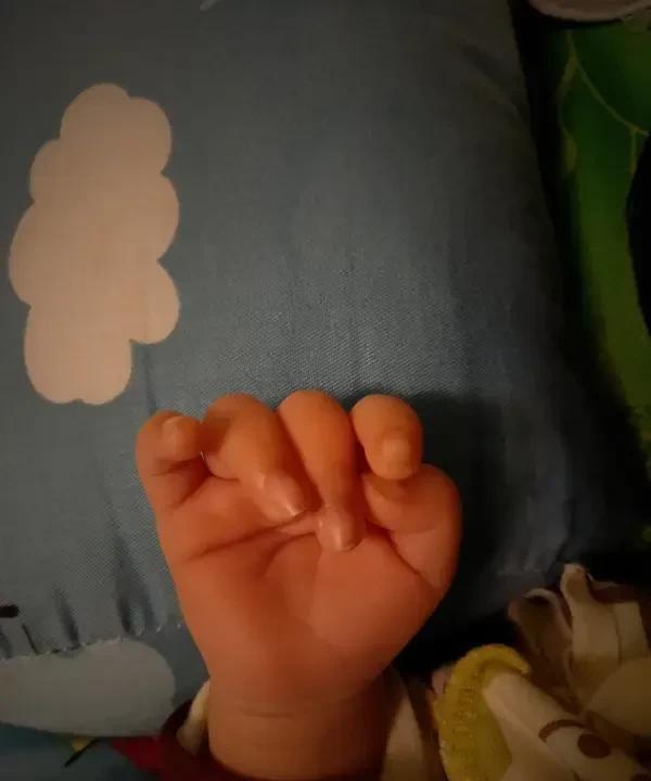 网友留言：“剖腹产，医生抱出孩子告诉我是男孩的时候，我松了口气，虽然我跟所有人都