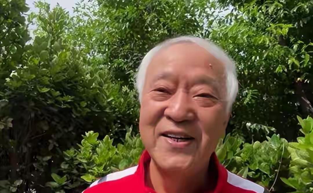 77岁牛群近期出镜满头白发，模样沧桑，完全没了当年春晚相声大咖的风采。当年他和冯
