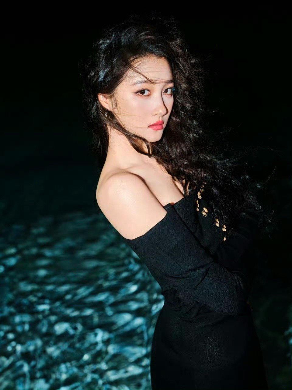 关晓彤第二套好辣百变晓彤切换自如！千金公主秒变暗夜女神，这辣度直接封神[送花花