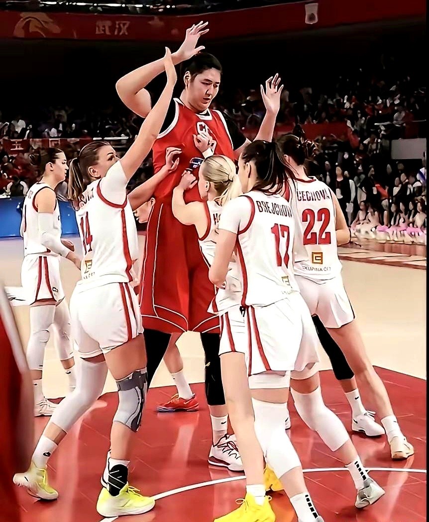 韩旭、李梦、李月汝、王思雨、杨舒予，这五位女篮队员现在都在国外打球。这事对中国女篮的发展肯定有好处。