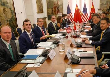 中国突然宣布了。 这两天，中国突然放出的两大消息，算是把态度摆得明明白白，对