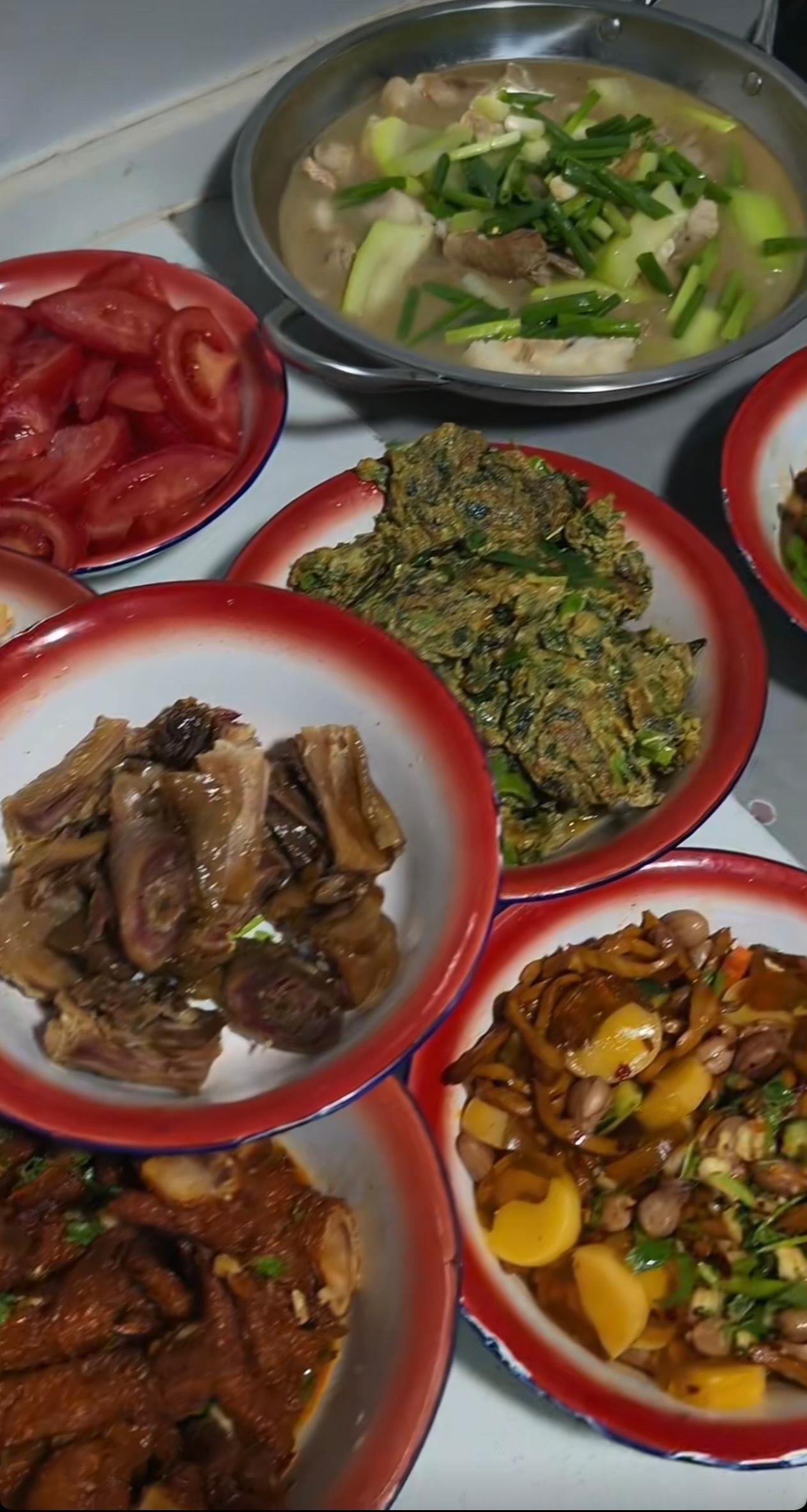 回农村走亲戚，被亲戚家土灶家常菜狠狠治愈了。满满一大桌农家硬菜