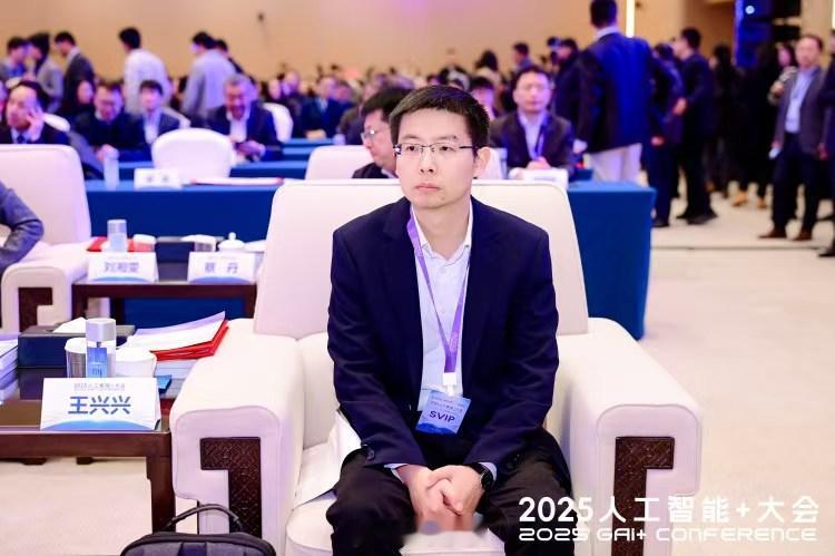 【，机器人技术才能更快突破临界点】今日上午，在“2025人工智能+”大会主论坛上