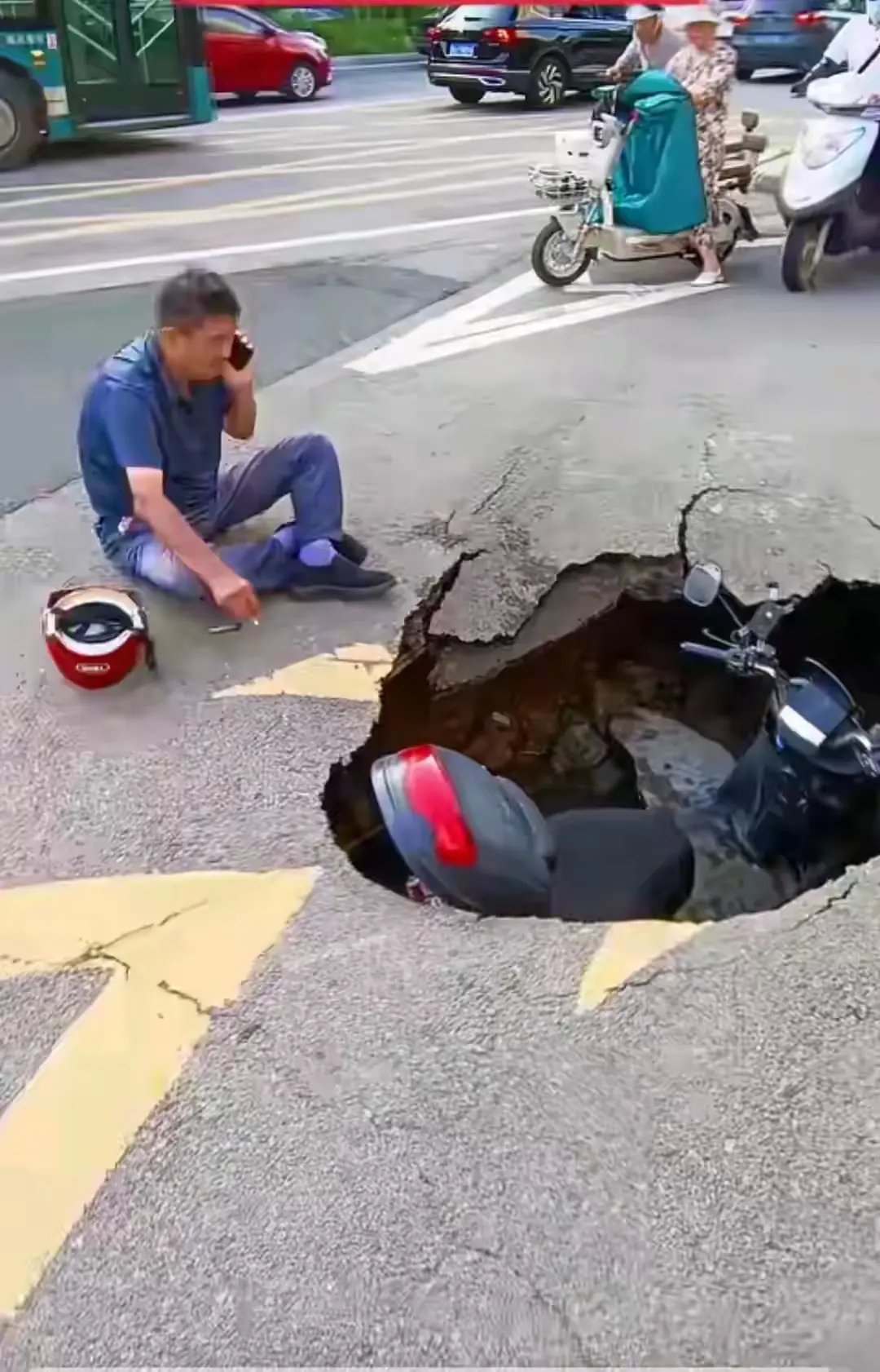 这电瓶车怪厉害的，路都让你压坏了