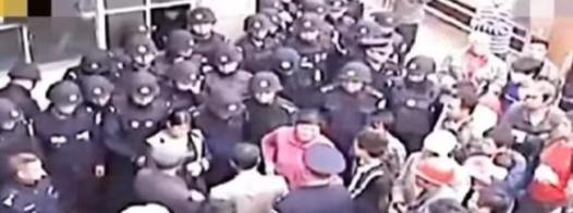 2011年，云南一17岁少年被35名保安手持狼牙棒殴打致死，少年肝脏外露、颅骨全