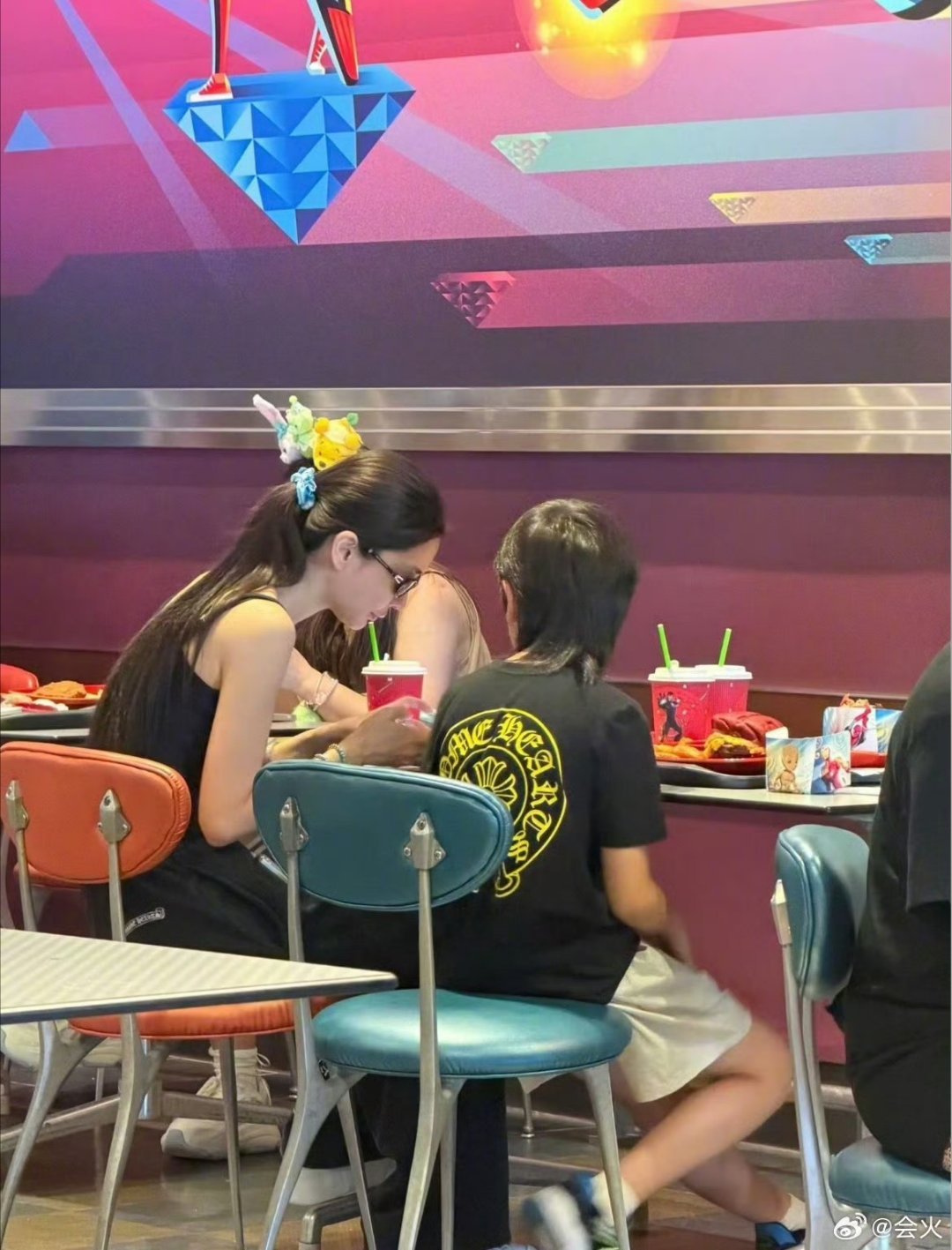 偶遇Angelababy小海绵在港迪吃饭好像姐姐带弟弟出门