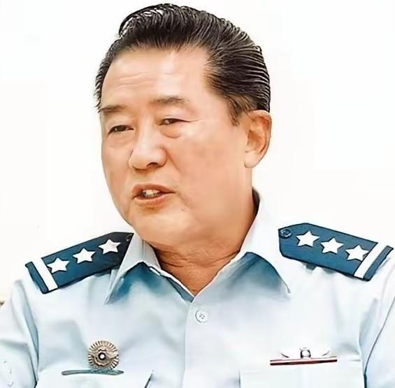 台湾媒体报道称，台湾国防大学首任校长、台军空军二级上将夏瀛洲称，人民解放军的战机