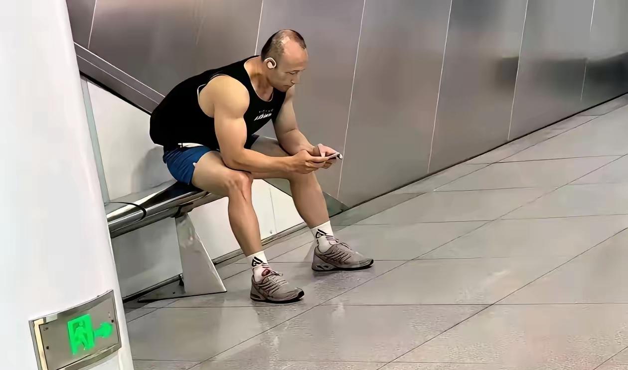 想知道发型对一个人的影响有多大，你就看看这张图，这么强壮的一个人，如果是一个头发