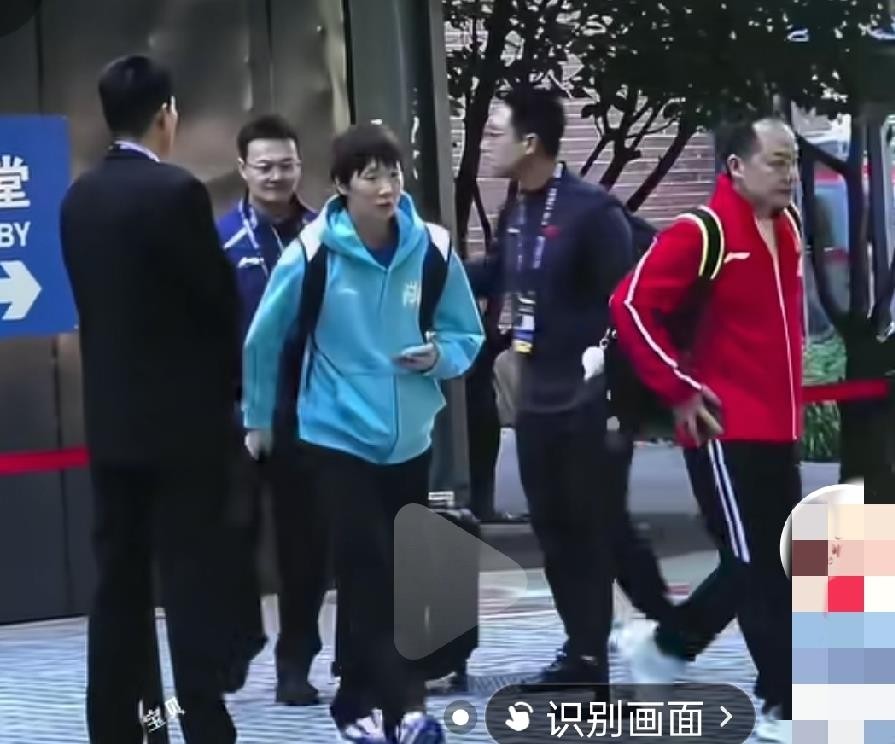 王曼昱北京大满贯上训，身边人又换了。画面里没有陈熠，也不见徐奕。陪着走的是三个人：主管教练任浩、队医