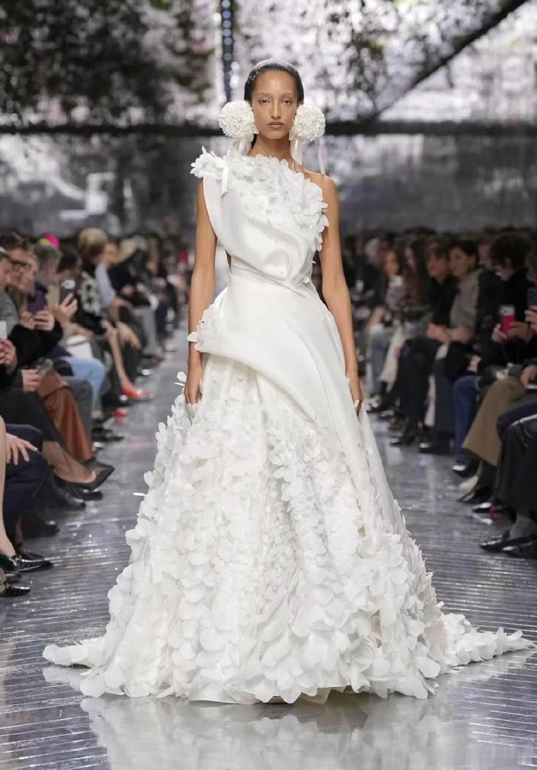霉霉和奚梦瑶的婚纱出自同一个设计师霉霉和奚梦瑶婚纱同一个设计师霉霉官宣完婚