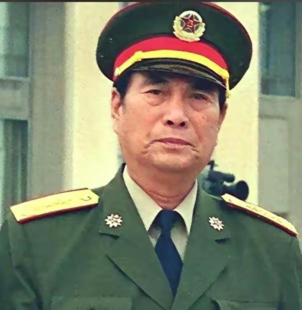 张万年上将一辈子热爱毛主席。1995年，张万年得知毛主席的儿子毛岸青，和儿媳邵华