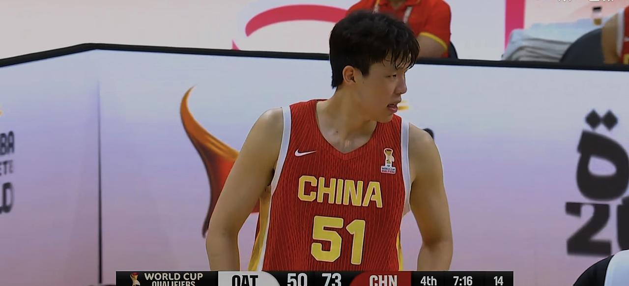 当下，杨瀚森的发挥是中国男篮取胜的关键因素。回看世界杯预选赛中卡之战，杨瀚森上