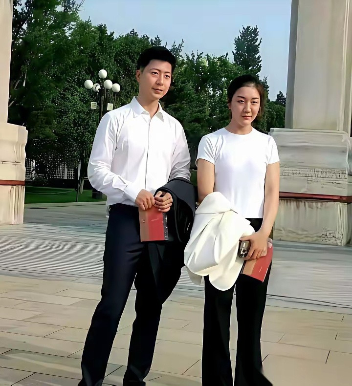 看到这张照片，我才发现，气质真不是靠昂贵的名牌衣服堆出来的。这是马龙和陈梦在观礼